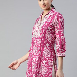 Kurzes Kurti für Frauen Fuchsia & Weiß gemustertes Tunika-Oberteil Kurtis für Frauen Sommer Oberteile Tees Blusen Indisches Tunika Oberteil Boho Oberteile Bild 3