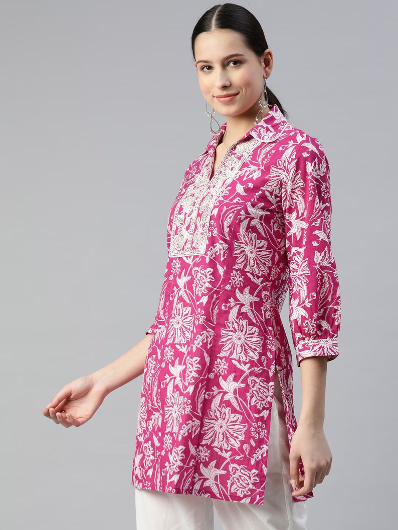 Kurzes Kurti für Frauen Fuchsia & Weiß gemustertes Tunika-Oberteil Kurtis für Frauen Sommer Oberteile Tees Blusen Indisches Tunika Oberteil Boho Oberteile Bild 3