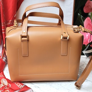 Borsa a mano Russell & Bromley di alta qualità, in pelle color cuoio, modello Strike, in condizioni pari al nuovo.