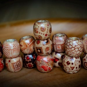 Set von 15 gemischten Dreadlock Holzperlen