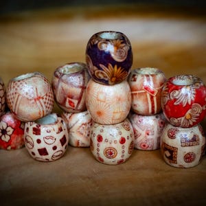 Set von 16 gemischten Dreadlock Holzperlen