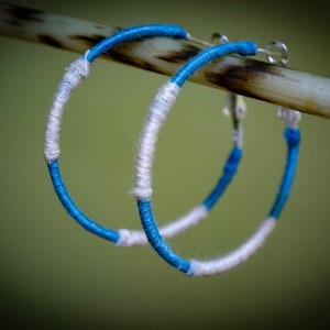 Creme und Blau Gewickelte Hoop Ohrringe