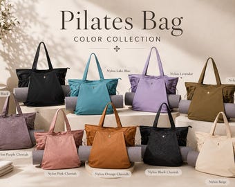 Op de afbeelding: Een collectie van negen nylon Pilates-tassen in diverse kleuren, waaronder zwart, meerblauw, lavendel, olijf, paars cheetah, roze cheetah, oranje cheetah, zwart cheetah en beige. Elke tas heeft een horizontaal vak met daarin een grijze yogamat.