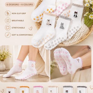 Puede incluir: Seis pares de calcetines blancos al tobillo con dise&ntilde;os de gatos bordados y pu&ntilde;os con volantes de colores. Cada par incluye agarres antideslizantes con forma de huella en las suelas. El texto en la imagen dice Cute Cat Embroidered Socks, 6 Designs, 6 Colors, Non-Slip Grip, Breathable, Stretchable, Soft & Comfortable.
