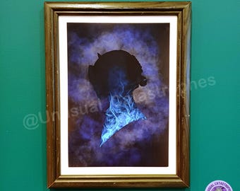 Pode incluir: Impressão artística emoldurada com uma silhueta preta sobre um fundo de fumo azul e roxo. Chamas azuis parecem emanar do pescoço. A moldura dourada e a impressão estão penduradas numa parede turquesa.
