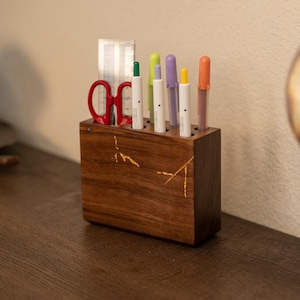 Porte-stylo artisanal en bois de noyer | Organiseur de bureau inspiré du Kintsugi
