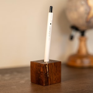 Porte-stylo artisanal en bois de noyer | Organiseur magnétique inspiré du Kintsugi