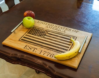 Bandeja de servir artesanal de madera de roble blanco con la bandera de EE. UU. grabada y asas.