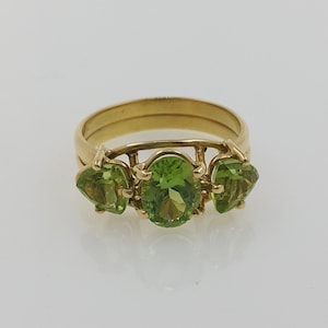Yellow gold ring with natural Peridot 4.01 carat Light green Oval, Trillion
