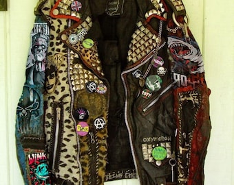 Giacca da motociclista heavy metal steampunk stile Brando, giacca con toppe e distintivi in pelle bovina fatti a mano, giacca gotica da motociclista, giacca punk da uomo,