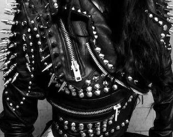 Chaqueta de cuero estilo motero con pinchos: cuello con solapa y tachuelas. Ropa de estilo punk motero.