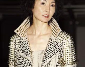 Chaqueta de motociclista blanca de cuero con tachuelas para mujer, estilo steampunk, moda personalizada.