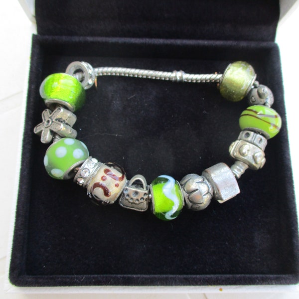 Vintage Pandora bracelet in green and silver.  vintage bracelet\vintage jewelery\pandora\pandora bracelet