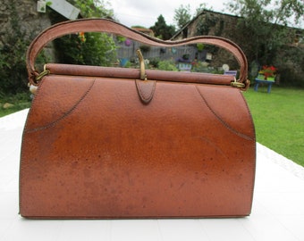 Vintage leather hand bag.  vintage bag\handbag\luggage\top handle bag\vintage luggage\leather accessories