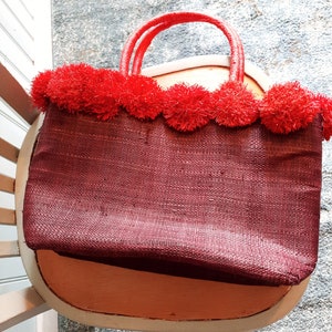 sac en paille vintage violet avec pompons rouges. sac vintage\sac de paille\sac rouge\sac boho\sac filles