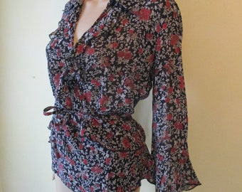 Blusa cruzada con estampado floral vintage. Blusa vintage cruzada con estampado floral. Blusa de verano con estampado floral. Blusa bohemia con estampado floral. Blusa cruzada retro.