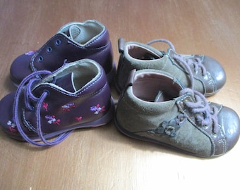 Two pairs of vintage baby/toddler shoes for a girl. Leather and suede.  vintage shoes\baby shoes\girls shoes\toddler shoes