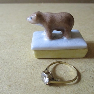 赤ちゃんクマの絵が描かれたヴィンテージの磁器製小物入れ。小物入れ\手描き\指輪箱\ピルボックス\