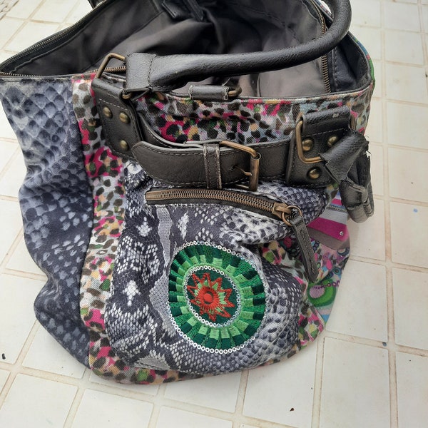 Large Desigual handbag,  canvas and vynil.  Two zip side pockets and front flap pocket.  desigual\vintage bag\luggage\handbag.