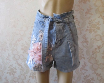 Vintage stentvättade jeansshorts med blomdetaljer. Vintage shorts\jeanshorts\boho shorts\retro shorts\blommiga shorts