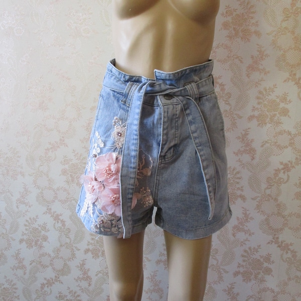 Vintage stone washed denim shorts with flower detail.  vintage shorts\denim shorts\boho shorts\retro shorts\floral shorts