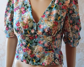 Blusa vintage floral de Zara. Blusa corta en azul claro con estampado floral. Zara \ retro \ boho \ estilo años 40 \ boda.