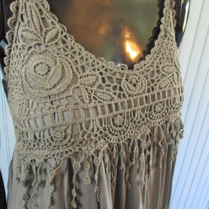 robe longue vintage avec un haut au crochet, . robe vintage\robe longue\robe bohème\robe d'été\robe au crochet\robe longue