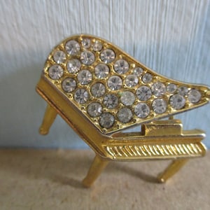 Piano brooch in gold metal and gems.  vintage\brooch\piano\tie pin\jewelry