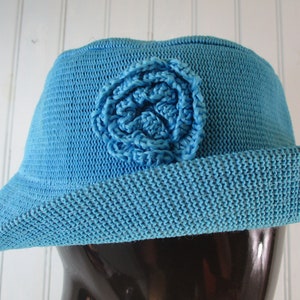 Cappello a cloche blu elettrico vintage. Cappello vintage\cappello blu\cappello a cloche\cappello di paglia\cappello da donna\cappello retrò\cappello estivo