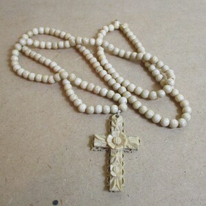 Cream resin rosary beads with intricate cross.  vintage\rosary beads\religious\religious item\rosary\vintage rosary