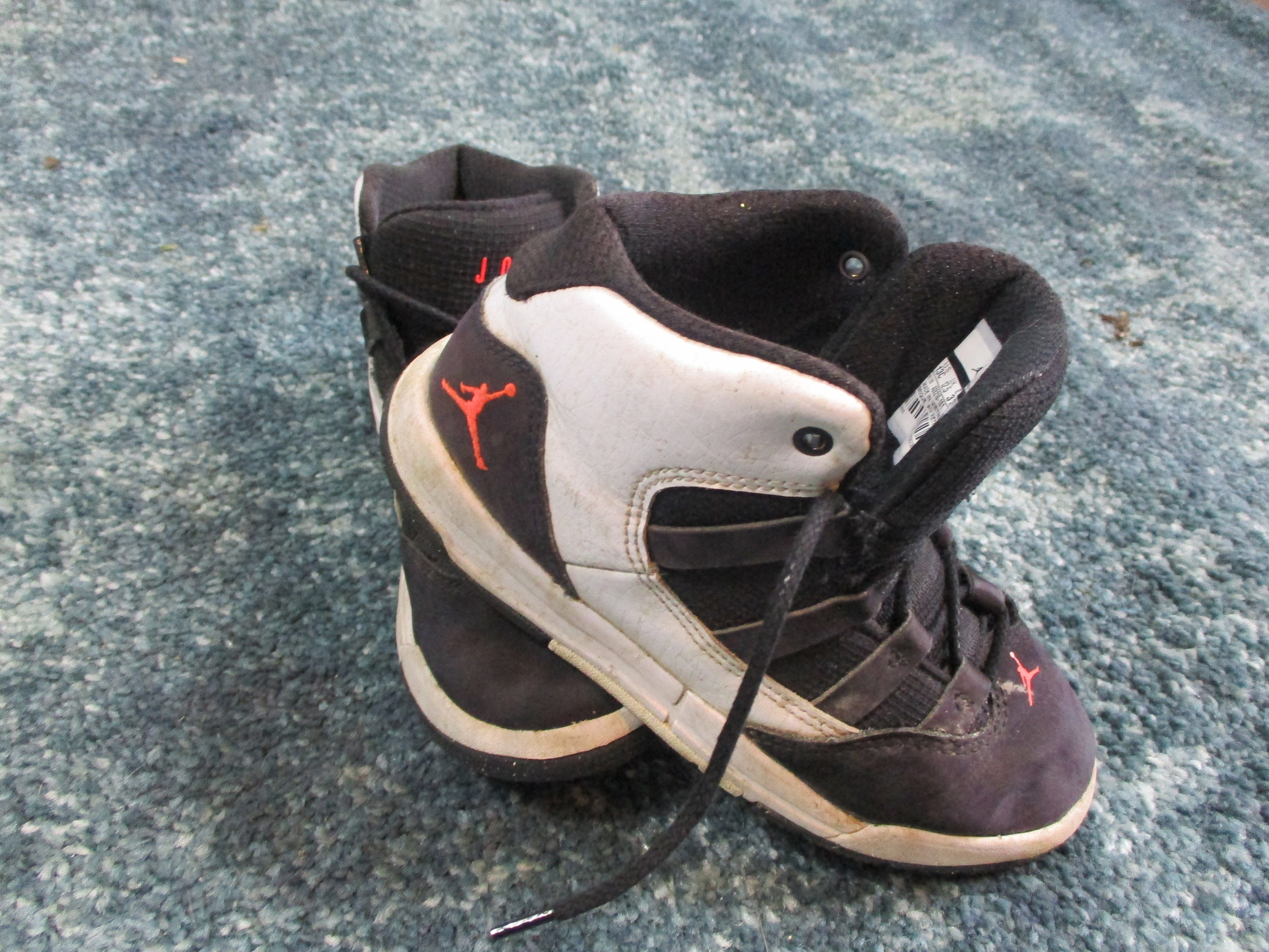 Zapatillas Jordan antiguas. Talla niño 12,5 UK/31 Euro. Ante negro