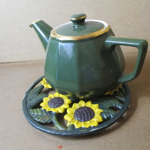 Vintage iron sunflower trivet.  vintage\trivet\sunflower trivet\vintage trivet\kitchen items\household items