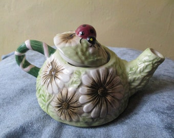 Tetera individual, flores de jardín con tapa de mariquita. Tetera vintage\tetera\tetera de cerámica\tetera de mariquita