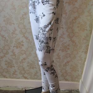 Vintage stretch jeans, white with grey floral print. elegant-deluxe\goth jeans\floral jeans\boho\vintage jeans\floral pants