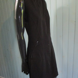 Vestido vintage de gola alta. Vestido vintage\vestido preto\vestido de gola alta\vestido retrô\vestido elegante\vestido de gola alta