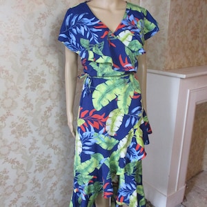 Tropisches Midi-Wickelkleid.  Vintage-Kleid-Wickelkleid-Sommer-Kleid-Blumen-Kleid-Urlaubs-Kleid-Hochzeit