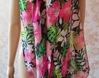 Hübsches geblümtes Halstuch in rosa und grün.  schal's wickelt sich's um den blumenstrauß