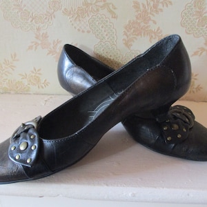 Vintage kitten heeled pumps with a buckle feature,  size  38  EUR.  vintage shoes\costume\theatre\kitten heels\retro shoes