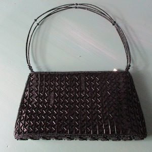 sac de soirée vintage recouvert de perles noires et d'une anse perlée. vintage\sac de soirée\sac perlé\sac à main\rétro