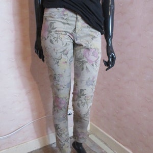 Jeans in cotone beige con motivo floreale rosa. Jeans vintage\pantaloni vintage\pantaloni vintage\pantaloni boho\pantaloni floreali
