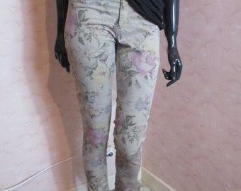 Jeans in cotone beige con fantasia floreale rosa. jeans vintage\pantaloni vintage\pantaloni vintage\pantaloni boho\pantaloni floreali