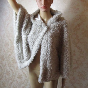 cape blanche vintage en fausse fourrure avec capuche.  cape vintage\cape en fausse fourrure\cape en fourrure\cape bohème\cape rétro