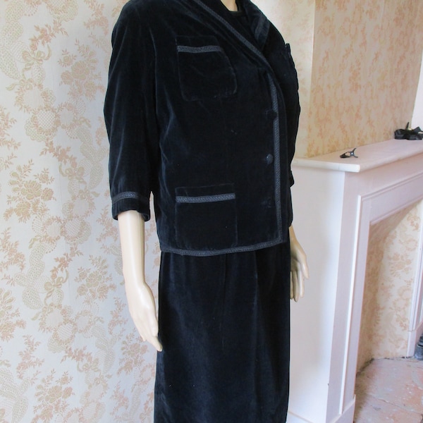 Black velvet shift dress with matching jacket. vintage\wedding\funeral\velvet suit\black suit\eveningwear