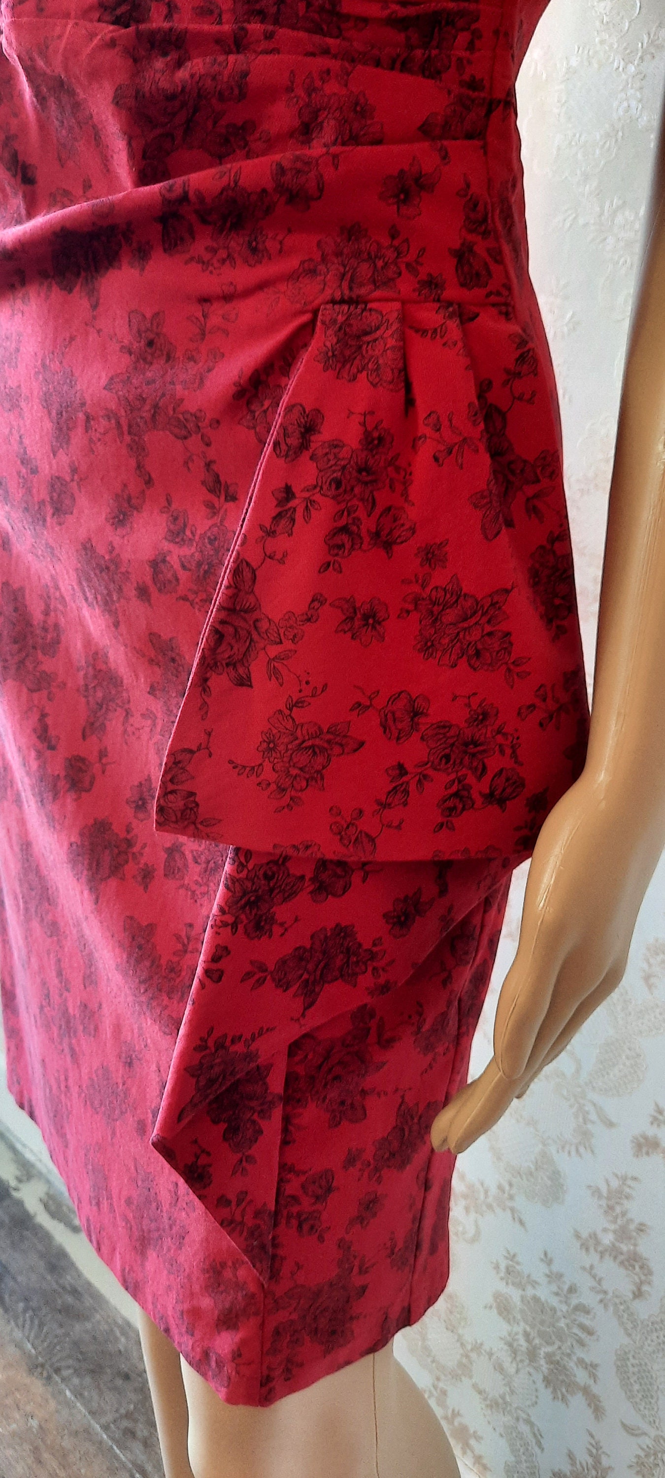 Vintage Bodycon Dress in Red With Black Flowers Vintage Dress\vintage  Bodycon\floral Dress\red Dress\retro Dress\smart Dress - Etsy