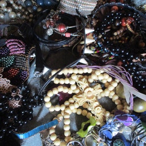 Sac mystère de bijoux fantaisie bagues\bracelets\colliers\boucles d'oreilles tous portables.