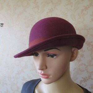 Sombrero granate estilo años veinte. Sombrero vintage, sombrero de mujer, sombrero de pescador, sombrero cloche, sombrero granate, sombrero morado.