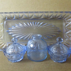Conjunto de penteadeira vintage de quatro peças de vidro. vintage\conjunto de penteadeira\conjunto de penteadeira de vidro\