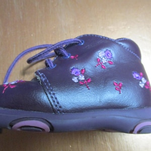 Twee paar vintage baby-/peuterschoentjes voor een meisje. Leer en suède.  vintage schoenen\babyschoenen\meisjesschoenen\peuterschoenen