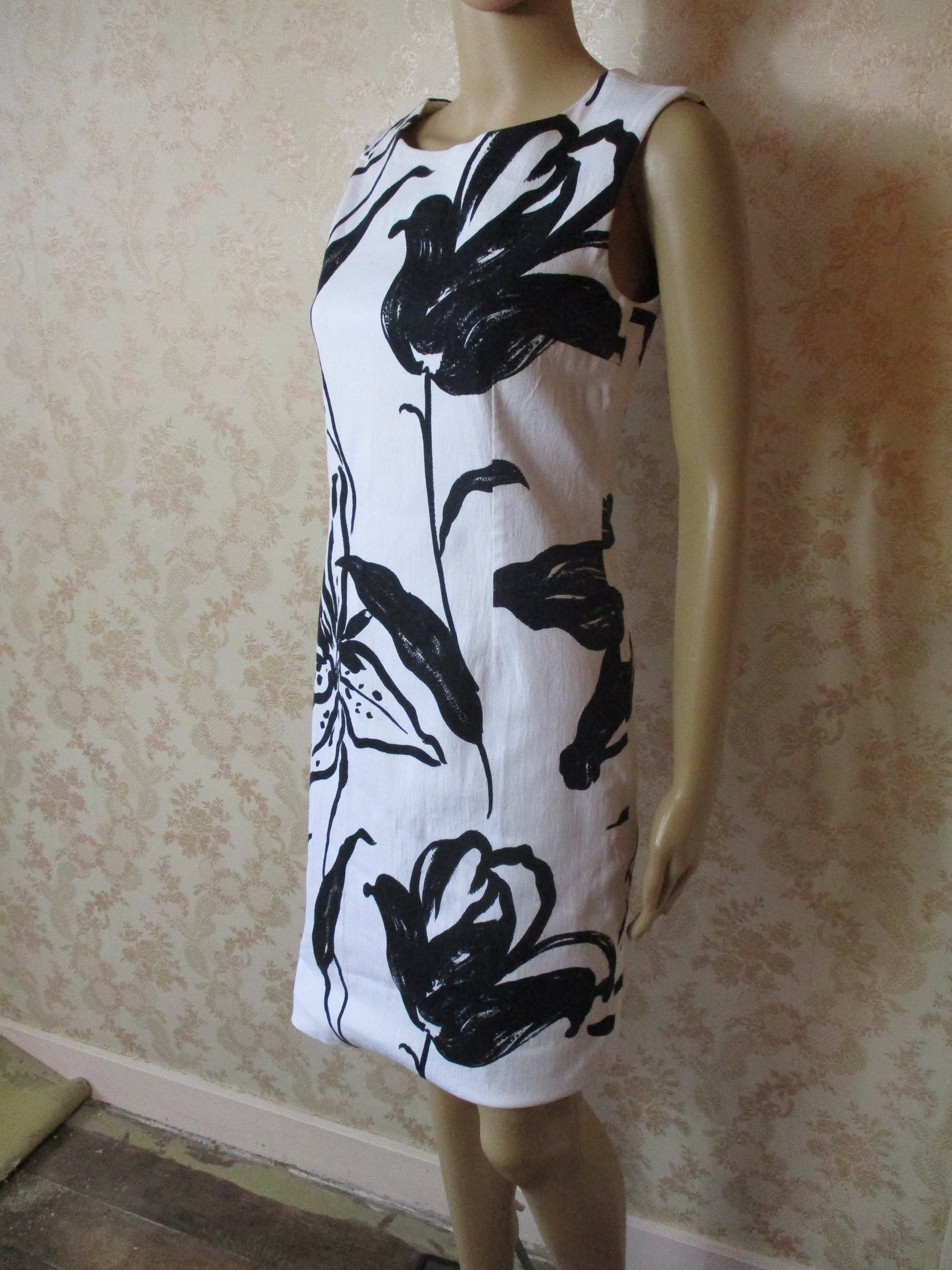 Robe droite vintage BREAL blanche fleurs noires. vintagePatrice