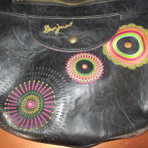 Sac à bandoulière Desigual vintage en vinyle noir. vintage desigual\sac desigual\sac bohème\sac vintage\desigual\sac noir